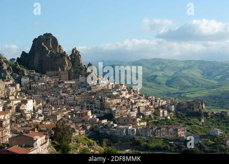 vista sul villaggio italiano e sulla campagna Foto Stock