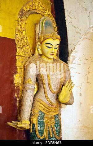 Una divinità buddista ad Ananda Paya o il tempio che fu costruito dal re Kyanzittha intorno al 1100 - BAGAN, MYANMAR Foto Stock