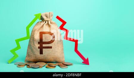 Borsa di denaro rublo russo e due frecce di perdita di profitto. Spese di reddito. Debito e credito. Movimento dei capitali. Equilibrio commerciale. Depositi o prestiti in banche Foto Stock