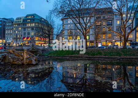 Königsallee, Kö, elegante strada commerciale nel centro di Düsseldorf, Stadtkanal, Natale, fontana Triton, NRW, Germania Foto Stock