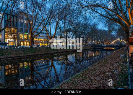 Königsallee, Kö, elegante via dello shopping nel centro di Düsseldorf, Stadtkanal, Natale, NRW, Germania Foto Stock