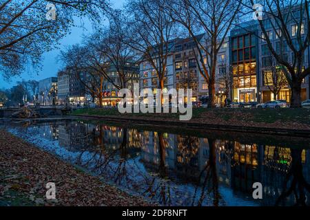 Königsallee, Kö, elegante strada commerciale nel centro di Düsseldorf, Stadtkanal, Natale, fontana Triton, NRW, Germania Foto Stock
