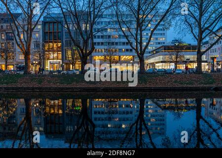 Königsallee, Kö, elegante via dello shopping nel centro di Düsseldorf, Stadtkanal, Natale, NRW, Germania Foto Stock