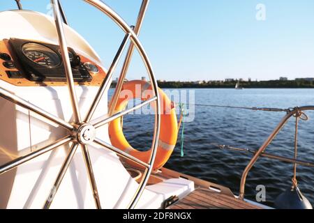 Volante yacht su carta da parati soleggiata. Acqua Foto Stock