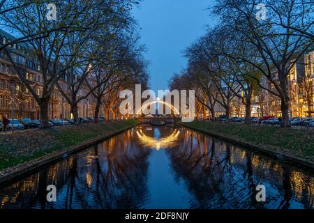Königsallee, Kö, elegante via dello shopping nel centro di Düsseldorf, Natale, arco di luce sul canale della città, NRW, Germania Foto Stock