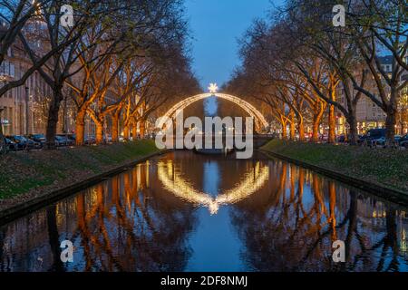 Königsallee, Kö, elegante via dello shopping nel centro di Düsseldorf, Natale, arco di luce sul canale della città, NRW, Germania Foto Stock