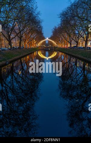 Königsallee, Kö, elegante via dello shopping nel centro di Düsseldorf, Natale, arco di luce sul canale della città, NRW, Germania Foto Stock