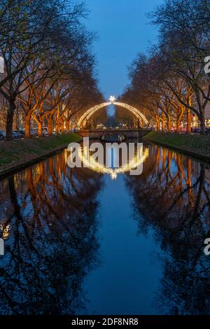 Königsallee, Kö, elegante via dello shopping nel centro di Düsseldorf, Natale, arco di luce sul canale della città, NRW, Germania Foto Stock
