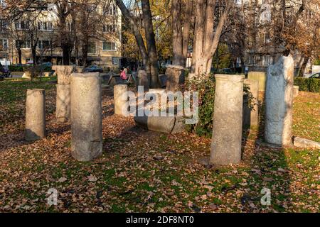 Sofia Bulgaria lapidarium con epigrafi in pietra, acroterioni, colonne, cornici di antico e tardo antico II - VI secolo trovato nell'antica Serdica Foto Stock