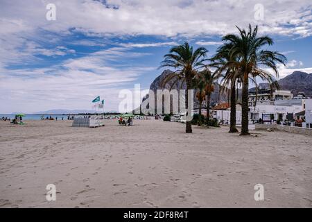 San Vito lo Capo Sicilia, spiaggia di San Vito lo Capo e Monte Monaco sullo sfondo, Sicilia nord-occidentale. Foto di alta qualità Foto Stock