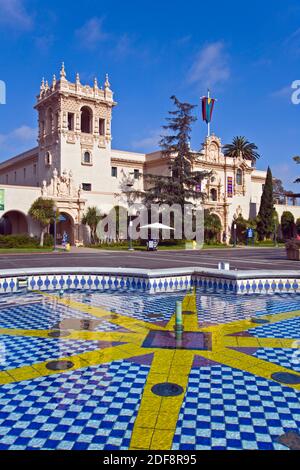 Una fontana di acqua e la casa di accoglienza si trova in Balboa Park - San Diego, California Foto Stock