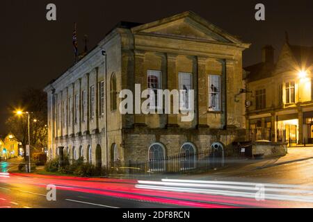 Chipping Norton, Regno Unito. 3 dicembre 2020. La distanza sociale, la distorsione spaziale e il disorientamento emotivo sono alcune delle idee di queste installazioni su larga scala che portano vita e arte in spazi che attualmente giacciono vuoti nel cuore di Chipping Norton. Durante il Lockdown 2.0, tre gruppi di Sesto Form Art Students hanno creato delle risposte fotografiche al titolo ‘la nostra Città - volti in Windows’, che dovrebbe essere aperto il 4 dicembre 2020. I pezzi sono installati nel Municipio e in un grande spazio al dettaglio chiuso di proprietà della Midcounties Co-op. Andrew Ogilvy Photography/Alamy Live News Foto Stock