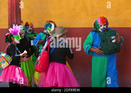 I messicani si vestono in costumi e partecipano alla SFILATA DIA DE LOS LOCOS (GIORNO DELLE PASTOIE) - SAN MIGUEL DE ALLENDE, GUANAJUATO, MESSICO Foto Stock