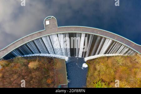 Glen Devon, Scozia, Regno Unito. 3 dicembre 2020. Vista aerea dell'acqua dal bacino idrico di Castlehill che si riversa su un canale di colata sulla diga di Castlehill a Perth e Kinross. Iain Masterton/Alamy Live News Foto Stock