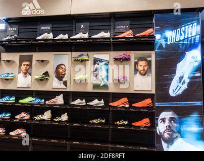 Negozio di scarpe da calcio Adidas. Messi, Poggiba... Foto Stock