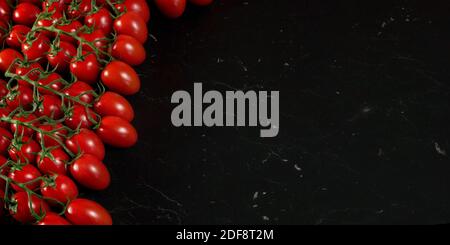 Pomodori ciliegini rossi su tavola in marmo nero, ampio striscione con spazio per il testo sul lato destro Foto Stock