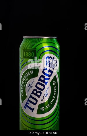 La birra Tuborg può essere isolata su sfondo nero. Bucarest, Romania, 2020 Foto Stock