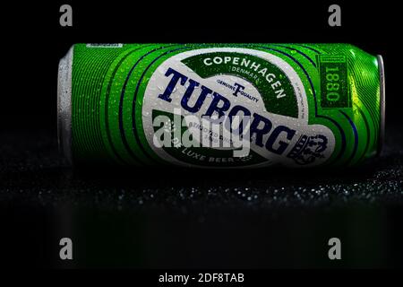 Le gocce d'acqua di condensazione sulla birra Tuborg possono essere isolate in nero. Bucarest, Romania, 2020 Foto Stock