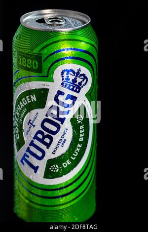 Le gocce d'acqua di condensazione sulla birra Tuborg possono essere isolate in nero. Bucarest, Romania, 2020 Foto Stock