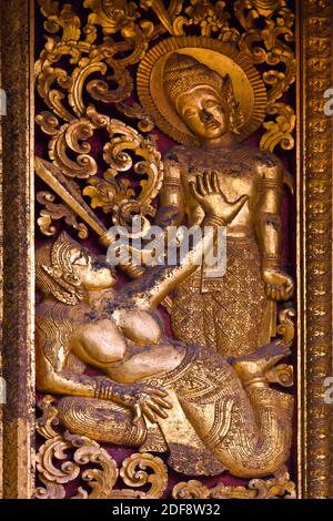 Serramento intagliato dorato all'interno del Buddhista WAT XIENG THONG (Tempio della Città d'Oro), costruito nel 1560 - LUANG PROBANG, LAOS Foto Stock
