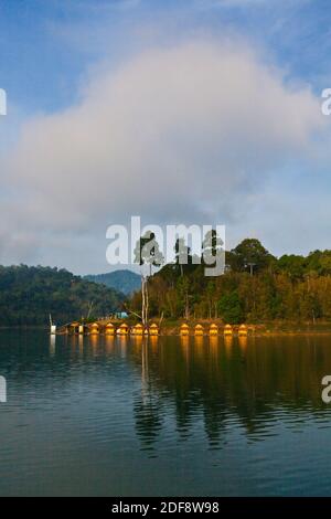 KLONG YEE zattera casa su CHEOW EN lago in Khao Sok NATIONAL PARK - Tailandia Foto Stock