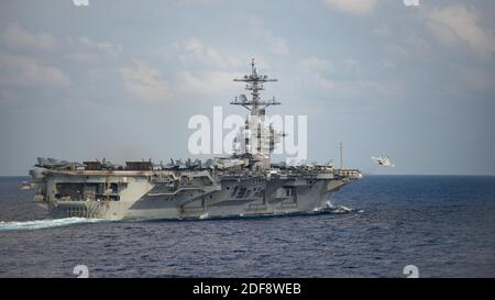 File di handout foto del 18 marzo 2020 di un F/A-18F Super Hornet, assegnato ai "Cavalieri neri" di Strike Fighter Squadron (VFA) 154, lancia dal ponte di volo della portaerei USS Theodore Roosevelt nel Mare delle Filippine. Brett Crozier, capitano della portaerei nucleari Theodore Roosevelt, con più di 100 marinai infettati con il coronavirus ha chiesto lunedì ai funzionari della Marina degli Stati Uniti per le risorse per consentire l'isolamento del suo intero equipaggio ed evitare possibili morti in una situazione che ha descritto come rapidamente deteriorarsi. Foto di US Navy via ABACAPRESS.COM Foto Stock