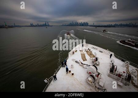 Handout photo datedMarch 30, 2020 della nave ospedaliera del comando militare di Sealift USNS Comfort (T-AH 20) transita nel fiume Hudson quando la nave arriva a New York City a sostegno degli sforzi di risposta della nazione COVID-19. Comfort servirà come ospedale di riferimento per i pazienti non COVID-19 attualmente ricoverati in ospedali a terra. Ciò consente agli ospedali a terra di concentrare i propri sforzi sui casi COVID-19. Photo by Mass Communication Specialist 2nd Class Sara Eshleman/US Navy via ABACAPRESS.COM Foto Stock