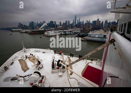 Handout photo datedMarch 30, 2020 della nave ospedaliera del comando militare di Sealift USNS Comfort (T-AH 20) transita nel fiume Hudson quando la nave arriva a New York City a sostegno degli sforzi di risposta della nazione COVID-19. Comfort servirà come ospedale di riferimento per i pazienti non COVID-19 attualmente ricoverati in ospedali a terra. Ciò consente agli ospedali a terra di concentrare i propri sforzi sui casi COVID-19. Photo by Mass Communication Specialist 2nd Class Sara Eshleman/US Navy via ABACAPRESS.COM Foto Stock