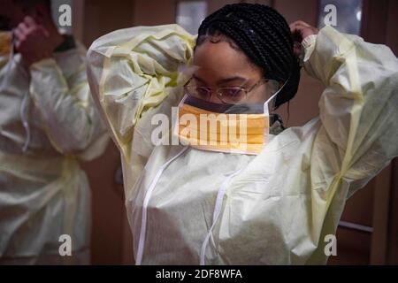 Handout file photo datato 29 marzo 2020) of Hospitalman Apprentice Kaylah Jenkins dons personal protective equipment during infection control training on the Hospital ship USNS Comfort (T-AH 20) as the ship transits the Atlantic Ocean on its recing to New York City in support of the Nation COVID-19 Response does. Foto di MC2 Sara Eshleman/US Navy via ABACAPRESS.COM Foto Stock