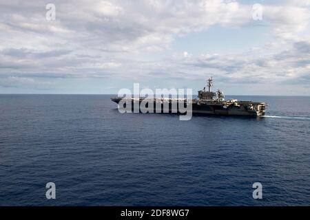 File di handout foto datata 24 marzo 2020 nel Mare delle Filippine. Brett Crozier, capitano della portaerei nucleari Theodore Roosevelt, con più di 100 marinai infettati con il coronavirus ha chiesto lunedì ai funzionari della Marina degli Stati Uniti per le risorse per consentire l'isolamento del suo intero equipaggio ed evitare possibili morti in una situazione che ha descritto come rapidamente deteriorarsi. Foto di US Navy via ABACAPRESS.COM Foto Stock