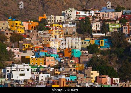Case colorate sulla collina della città culturale di GUANAJUATO nel MESSICO centrale Foto Stock
