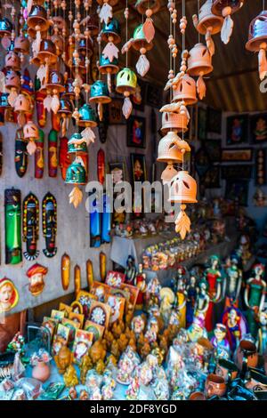 campane del suono del vento fatte di creta al sud indiano mostra d'arte e artigianato a hyderabad Foto Stock