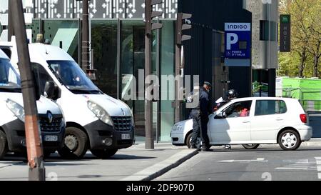 Punto di controllo della polizia dopo 15 giorni di reclusione a Parigi, Francia, il 4 aprile 2020. Foto di Ait Adjedjou Karim/Avenir Pictures/ABACAPRESS;COM Foto Stock