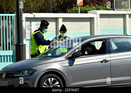 Punto di controllo della polizia dopo 15 giorni di reclusione a Parigi, Francia, il 4 aprile 2020. Foto di Ait Adjedjou Karim/Avenir Pictures/ABACAPRESS;COM Foto Stock