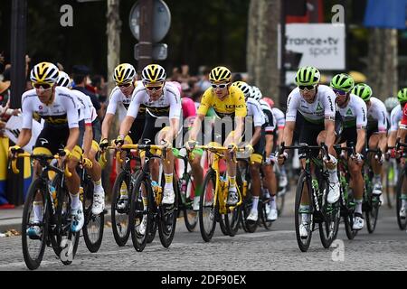 File foto datata 29 luglio 2018 dei piloti del Team Sky guidano il pacchetto durante un passaggio sugli Champs Elysees durante l'ultima tappa della 105° edizione della corsa ciclistica Tour de France a Parigi. I dubbi continuano a crescere intorno al Tour de France di quest’anno, dopo che l’UCI ha annunciato di estendere la sospensione di tutte le gare ciclistiche fino al 1° giugno, poco più di tre settimane prima che l’evento cominci a Nizza il 27 giugno. Il governo francese ha indicato la scorsa settimana che stava esaminando i modi in cui la più grande corsa ciclistica potrebbe essere in grado di avere luogo senza spettatori, ma la fattibilità di organizzare tale gara Foto Stock