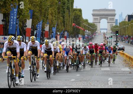 File foto datata 29 luglio 2018 dei Riders of Team Sky guidano il pacchetto durante un passaggio sugli Champs Elysees, con vista sull'Arco di Trionfo, durante l'ultima tappa della 105° edizione della corsa ciclistica Tour de France a Parigi. I dubbi continuano a crescere intorno al Tour de France di quest’anno, dopo che l’UCI ha annunciato di estendere la sospensione di tutte le gare ciclistiche fino al 1° giugno, poco più di tre settimane prima che l’evento cominci a Nizza il 27 giugno. Il governo francese ha indicato la scorsa settimana che stava esaminando i modi in cui la corsa più grande del ciclismo potrebbe essere in grado di avere luogo senza spettatori, ma Foto Stock