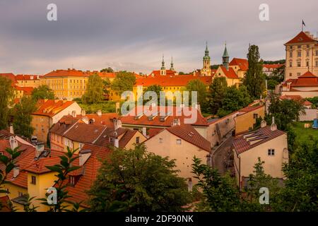 Lo storico e pittoresco quartiere New World vicino al Castello di Praga al tramonto. Monumento dell'UNESCO, Repubblica Ceca Foto Stock