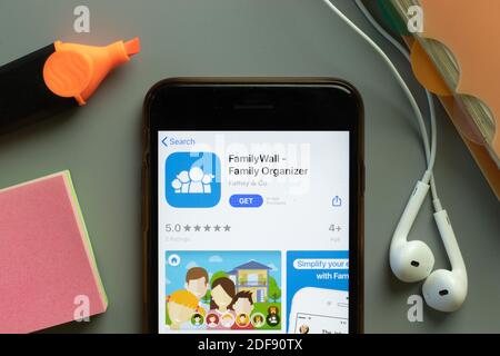 New York, USA - 1 dicembre 2020: Icona dell'app mobile FamilyWall sulla vista superiore dello schermo del telefono, editoriale illustrativo. Foto Stock