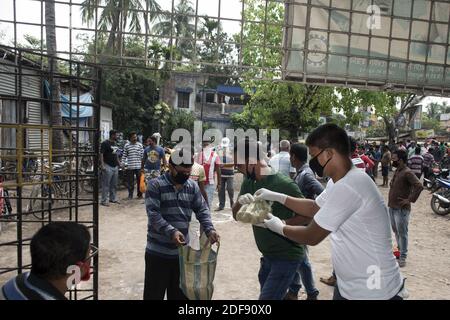 Un'associazione auto- rickshaw fornisce i driver auto e i proprietari di auto-risciò 5 kg di riso, 3 kg di patate e 1/2 kg di lenticchie durante 21 giorni blocco in India a causa della covid 19 pandemia. I conducenti di auto risksaw e i proprietari sono poveri e fuori lavoro ora. Kolkata, Bengala Occidentale, India il 3 aprile 2020. Foto di Arindam Mukherjee/ABACAPRESS.COM Foto Stock