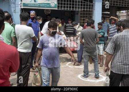 Un'associazione auto- rickshaw fornisce i driver auto e i proprietari di auto-risciò 5 kg di riso, 3 kg di patate e 1/2 kg di lenticchie durante 21 giorni blocco in India a causa della covid 19 pandemia. I conducenti di auto risksaw e i proprietari sono poveri e fuori lavoro ora. Kolkata, Bengala Occidentale, India il 3 aprile 2020. Foto di Arindam Mukherjee/ABACAPRESS.COM Foto Stock