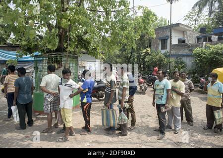 La distanza sociale non è mantenuta mentre un'associazione auto- rickshaw fornisce i driver auto e i proprietari di auto-risciò 5 kg di riso, 3 kg di patata e 1/2 kg di lenticchie durante 21 giorni blocco in India a causa di covid 19 pandemia. I conducenti di auto risksaw e i proprietari sono poveri e fuori lavoro ora. Kolkata, Bengala Occidentale, India il 3 aprile 2020. Foto di Arindam Mukherjee/ABACAPRESS.COM Foto Stock