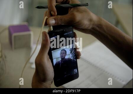 Uno studente di giornalismo, Rimba Z Nasution visto durante lo studio da e-learning methode in un campus della scuola di comunicazione scientifica a Medan, Indonesia il 07 aprile 2020. Il governo indonesiano esorta la nazione a mantenere la distanza fisica nella vita quotidiana critica durante l'epidemia di Corona Virus Disease-19 (Covid-19). Foto di Aditya Sutanta/ABACAPRESS.COM Foto Stock