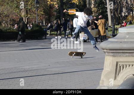 Skate Boarders che pratica la loro forma d'arte, New York, NY USA Foto Stock