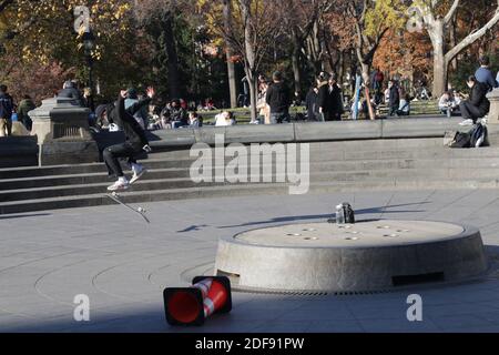 Skate Boarders che pratica la loro forma d'arte, New York, NY USA Foto Stock