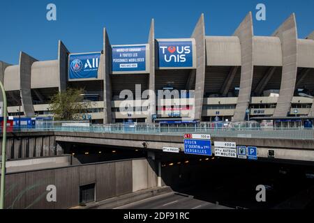 Parigi Saint-Germain casa stadio « Parc des Princes » mostra banner che ringraziano tutti coloro mobilitati e dichiarando « tutti Uniti », come visto a Parigi, Francia, l'8 aprile 2020. Foto di Ammar Abd Rabbo/ABACAPRESS.COM Foto Stock