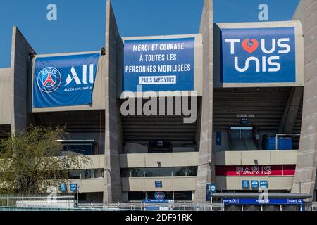 Parigi Saint-Germain casa stadio « Parc des Princes » mostra banner che ringraziano tutti coloro mobilitati e dichiarando « tutti Uniti », come visto a Parigi, Francia, l'8 aprile 2020. Foto di Ammar Abd Rabbo/ABACAPRESS.COM Foto Stock