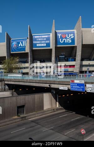 Parigi Saint-Germain casa stadio « Parc des Princes » mostra banner che ringraziano tutti coloro mobilitati e dichiarando « tutti Uniti », come visto a Parigi, Francia, l'8 aprile 2020. Foto di Ammar Abd Rabbo/ABACAPRESS.COM Foto Stock