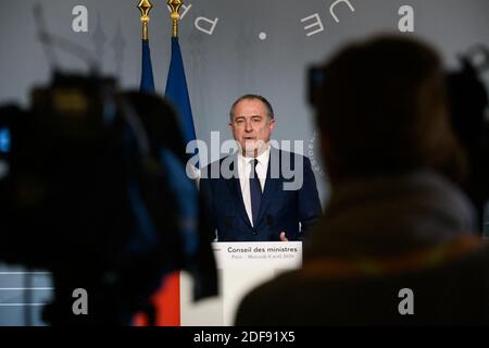 Ministro Didier Guillaume. Il ministro francese delle Finanze Bruno le Maire, il portavoce del governo francese Sibeth Ndiaye e il ministro francese dell'Agricoltura Didier Guillaume hanno tenuto un briefing sulla stampa in seguito alla riunione settimanale del gabinetto del Palazzo Elysee a Parigi, in Francia, il 08 aprile 2020. Foto di Jacques Witt/piscina/ABACAPRESS.COM Foto Stock