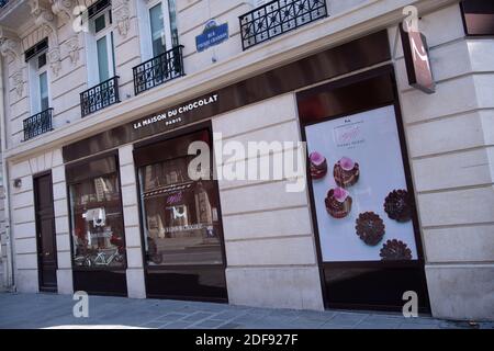 Vista di un negozio chiuso la maison du chocolat sulla rue Francois 1er dopo la misura di gourvernement a causa del coronavirus (Covid-19) pandemia a Parigi, l'8 aprile 2020 a Parigi, Francia. La Francia ha registrato altre 541 morti di coronavirus negli ospedali del paese nelle ultime 24 ore, portando il numero totale dei decessi a 10,809 mercoledì. Tuttavia, l'aumento delle cure intensive ha continuato a rallentare. Foto di David Niviere/ABACAPRESS.C OM Foto Stock