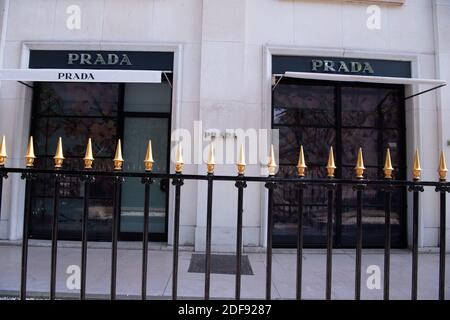 Vista di una Prada chiusa sul viale Montaigne dopo la misura di gourvernement a causa del coronavirus (Covid-19) pandemia a Parigi, l'8 aprile 2020 a Parigi, Francia. La Francia ha registrato altre 541 morti di coronavirus negli ospedali del paese nelle ultime 24 ore, portando il numero totale dei decessi a 10,809 mercoledì. Tuttavia, l'aumento delle cure intensive ha continuato a rallentare. Foto di David Niviere/ABACAPRESS.C OM Foto Stock